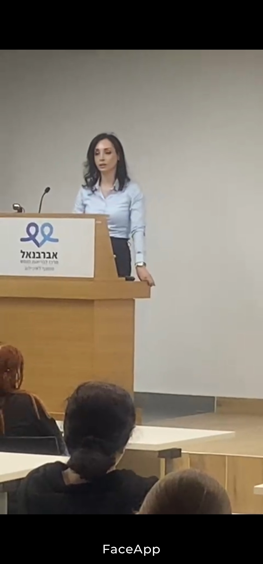 שרה פז מרצה על במת מרכז רפואי