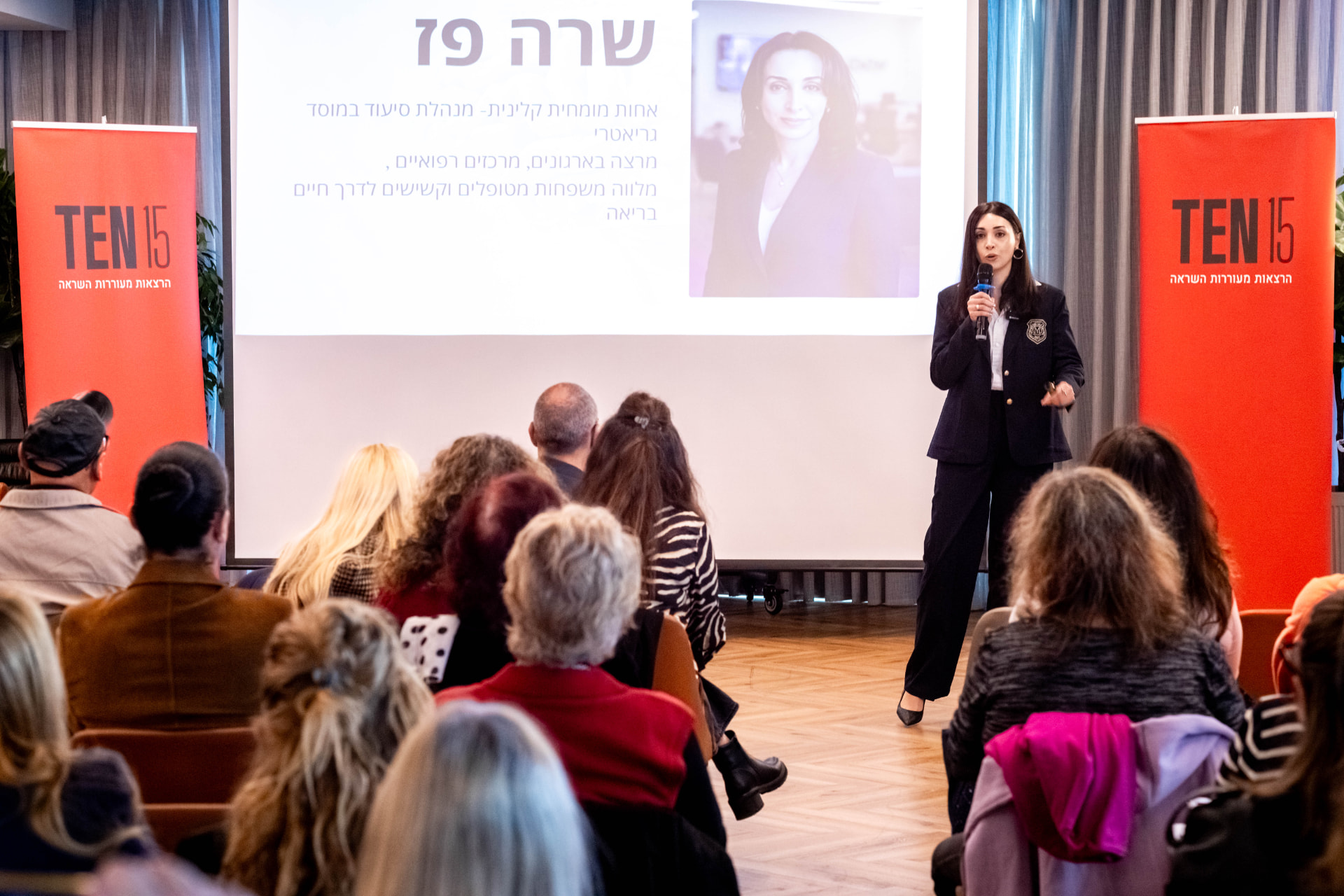 שרה פז מציגה את עצמה בפני הקהל